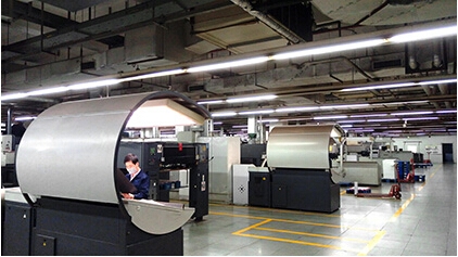 深圳科彩再次引进一台全新ROLAND 700 Hiprint对开八色加联线上光印刷机